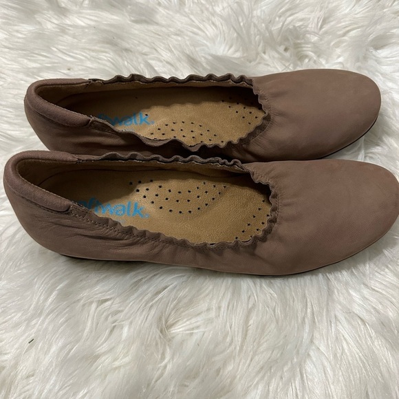 WOMEN'S SOFTWALK WISH FLATS Size 9.5 - Picture 2 of 6